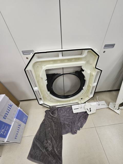 인천 연수구 송도동 하나은행 지점 에어컨 분해 직후 부품 상태