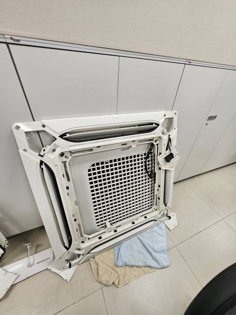 서울 마포구 마포대로 공덕동 하나은행 지점 에어컨 분해 직후 부품 상태